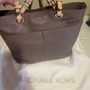 MICHAEL Michael Kors Bedford Medium Pebbled Leather Pocket Tote in a dark dune.